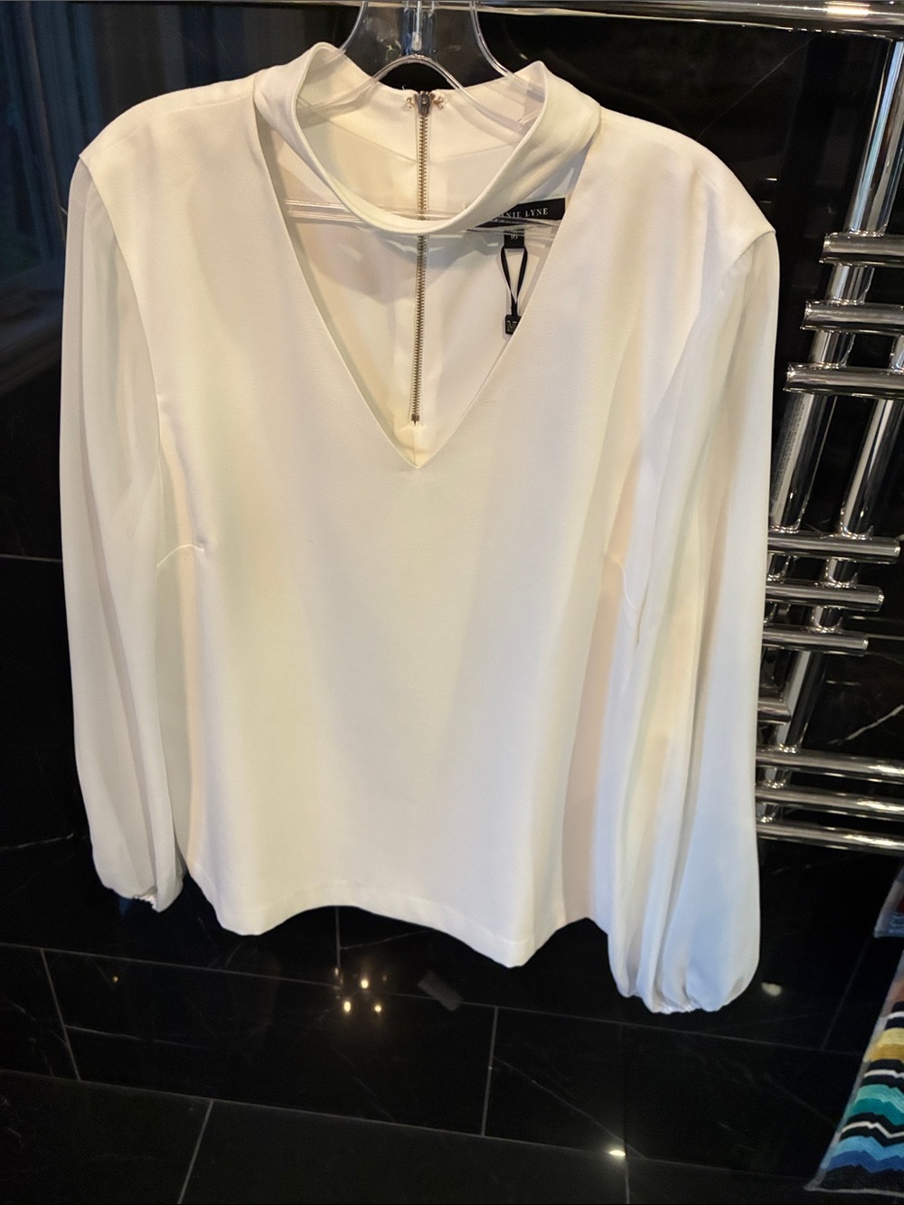Melanie Lynn - Elegant Cream V-Neck Long-Sleeve Top with Keyhole Zip